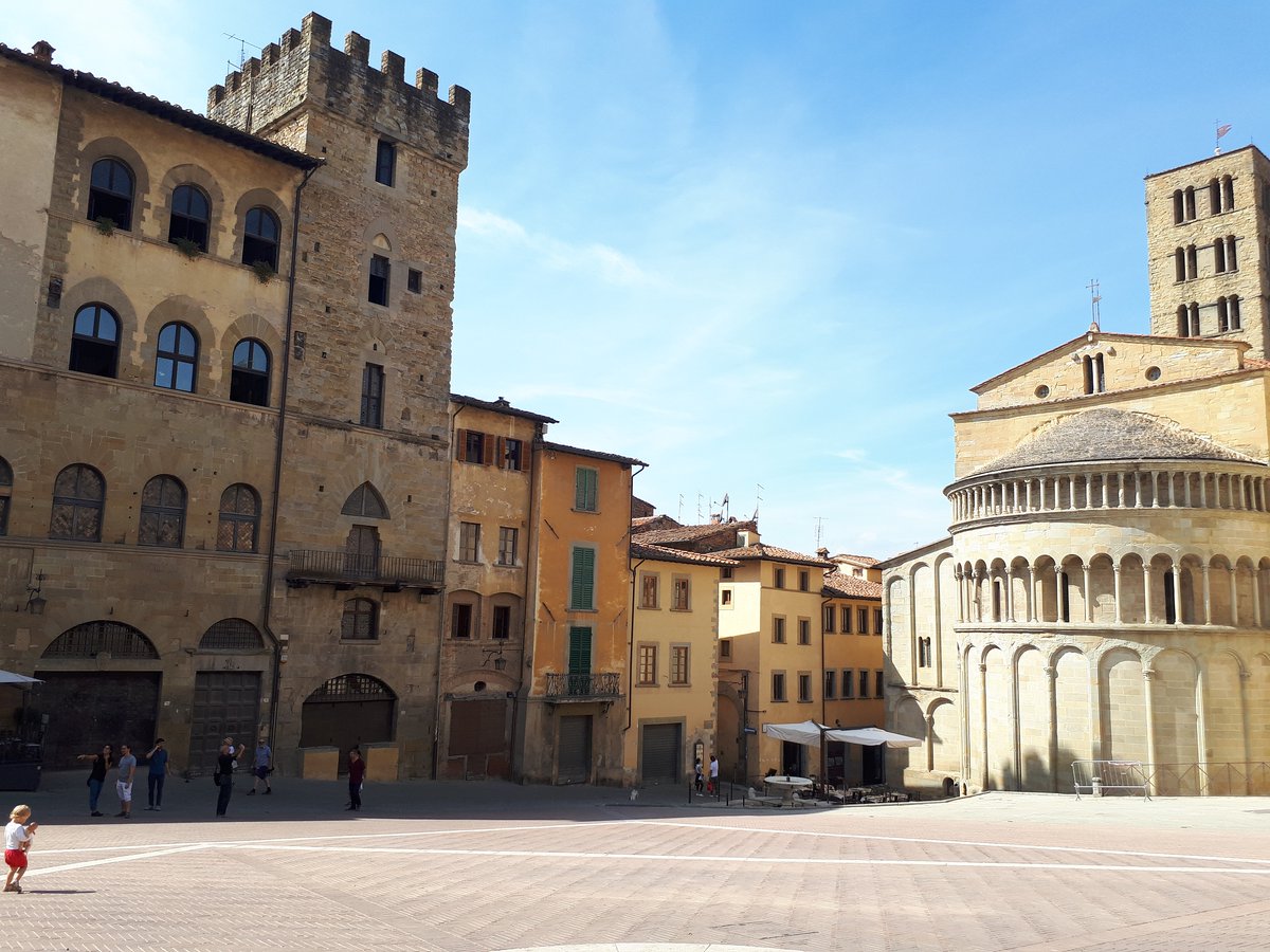 Oggi per una gita domenicale vi consigliamo una passeggiata ad Arezzo…a pochi chilometri di distanza da Cortona 
. . 
Today for a Sunday trip we recommend a walk in Arezzo ... a few kilometers away from Cortona
. . 
#hotelitaliacortona #dailytrips #arezzo #cortona #tuscany
