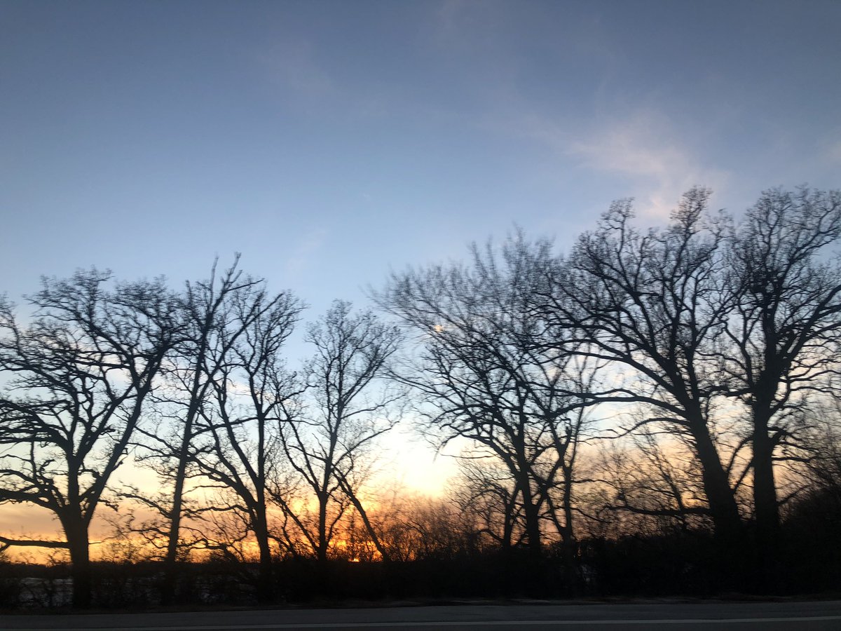 노을 지는 태양의 빛깔이 너무도 아름다워서 잠시, 내 인생의 황혼기도 이렇게 아름답기를 소망해 보는 시간.. 🙏

5:05pm
