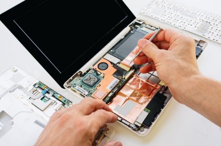 CSEComputerhulp's tweet image. Een laptop repareren is altijd een secuur werkje. Helaas zijn onderdelen niet standaard zoals bij een desktop en is reparatie niet altijd mogelijk of te duur.
#laptop #computerservice #heerde #epe
