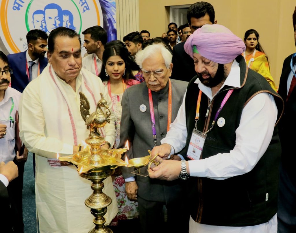capt_amarinder's tweet photo. At #10thBCS conclave being held at Vigyan Bhawan, New Delhi-India along with @POI13 and other dignitaries.

@MitRelations @BCSConclave #BCS10thGloriousYear #BharatiyaChhatraSansad https://t.co/uqPehrtzeb