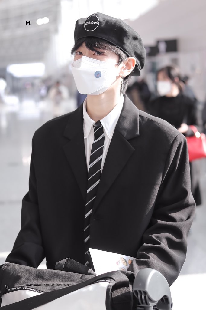 Chuang_2020's tweet photo. 200223 HGH-SZX✈️
刘梦
©logo 

#刘梦 
 #ProduceCamp2020 #CHUANG2020 #创造营2020 https://t.co/TwOXdJX49d