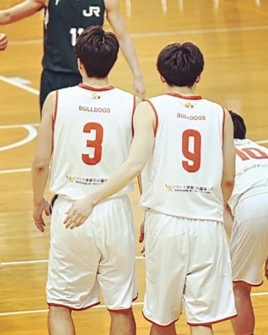 usami_katsuya's tweet photo. 【ご報告】
今シーズンをもって引退することを決めました。
約23年間のバスケ人生に携わってくれた全ての皆様に感謝。
運動能力もセンスもない私がここまで続けてこれたのも人との繋がりが全てでした。
幸いにも息子たちに誇れるようなバスケ人生を送ることができました。
ありがとうございました！ https://t.co/CONy8Pkt8m