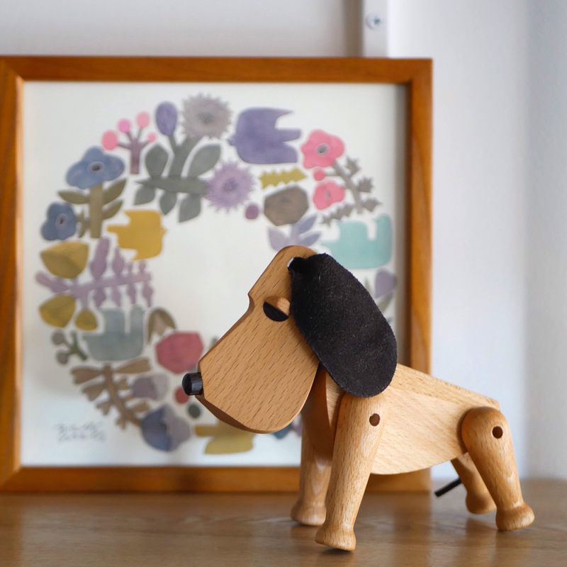 フリーデザイン 北欧 ロングライフ スタンダード デンマークのブランド アーキテクトメイド の犬の木製オブジェ オスカー 首や足が動くようになっているので お手 お座り 伏せ 伸び などの犬らしい動きを表現することができます