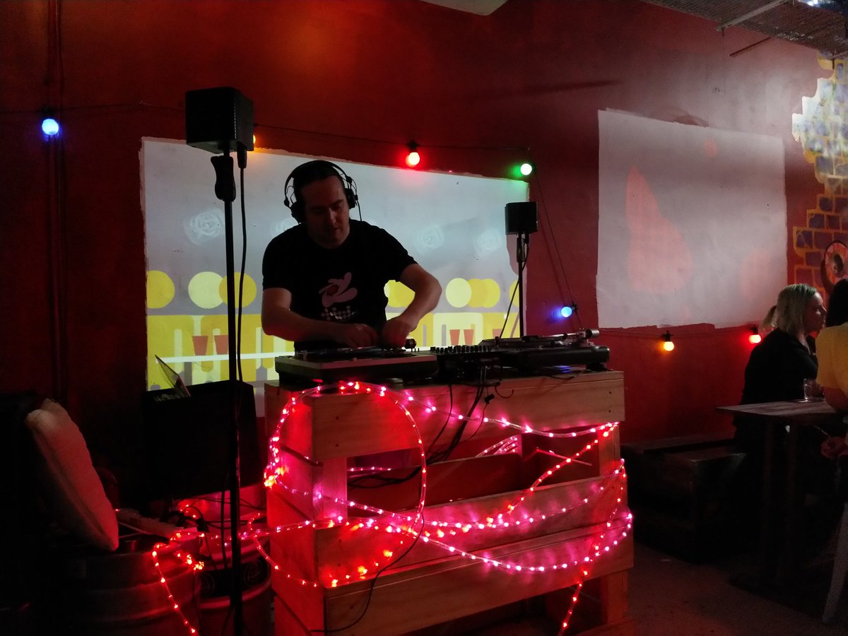 doodle_birb's tweet photo. .@ctrix64 bringing the noise to the #squaresounds afterparty at @SK_BARSK !!! https://t.co/JnlS4K7sXp