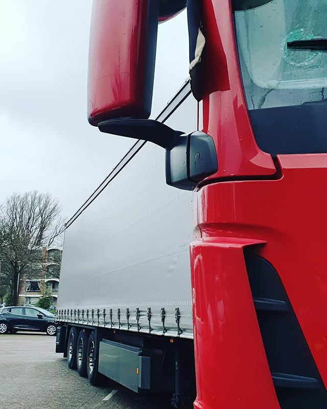 WA_HIA2's tweet photo. Dan sta je op de #Aar in #Zevenkamp #Rotterdam met een gestolen vrachtwagen. Hoe krijgen we zo'n vrachtwagen weg?  Maar even bellen...🙃 #slepen #rijden #toettoet https://t.co/1UVZyDyt13