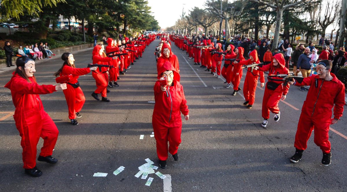 ¡Ciudadanos de #leonesp , Buenos Días! 

El atraco de ayer fue realizado con éxito 💸💰🔫 Nuestra primera vez participando en el carnaval de León  y no hemos podido disfrutar más, esperamos que disfruten los miles de euros que repartimos por la ciudad 💶💶💶

📸: Carlos Campillo
