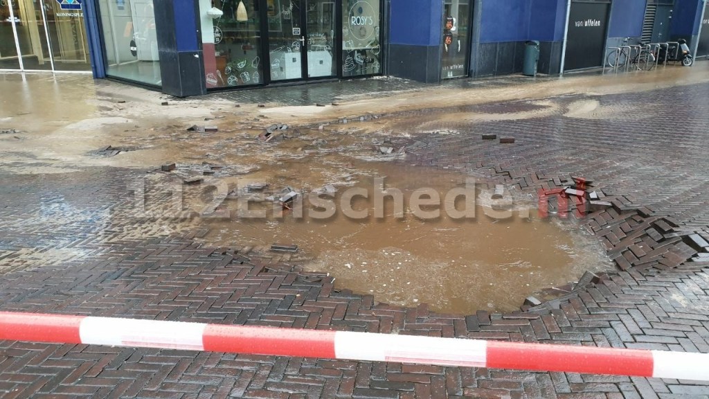 Groot waterlek in centrum Enschede 112enschede.nl/?p=46106