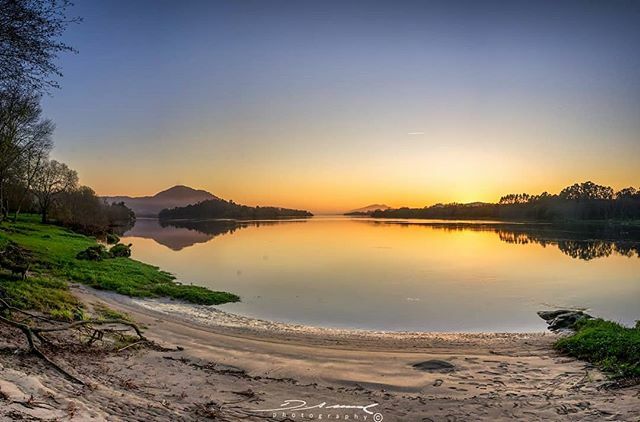 Jardess61's tweet photo. Solpor na bisbarra do Miño dende Vila Nova de Cerveira,
#ríasbaixas
#galiciamaxica
#conocer_pontevedra
#imagtry
#galiciacalidade
#igersgalicia
#galiciapasion
#GaliciaMola
#galiciadescuberta
#somosgalegos
#GXXI
#galicia
#total_galicia_menber
#galici… https://t.co/4nGpmOSaq1 https://t.co/ev41Yhs7yI