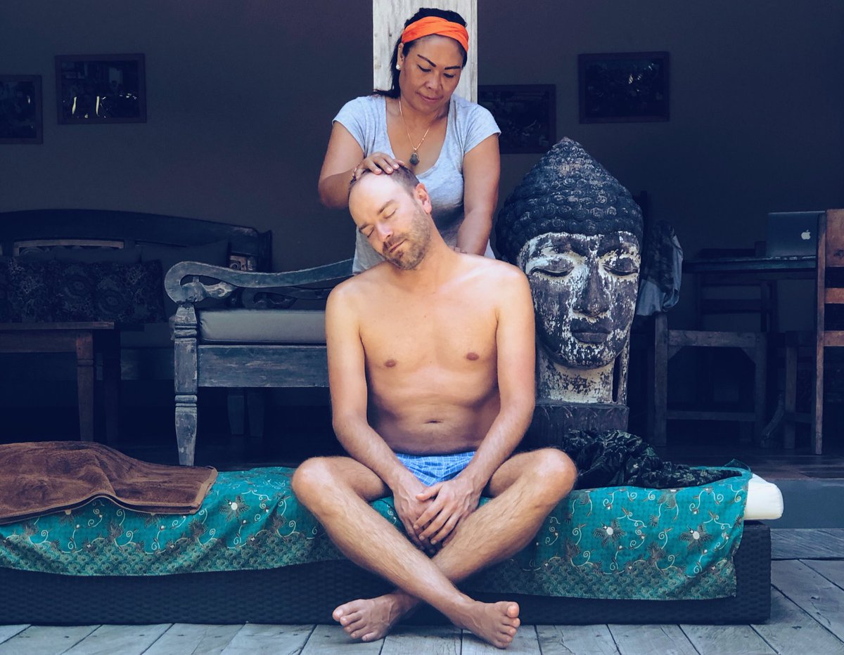 Onedayonetravel's tweet photo. Bien arrivés à #Bali, 2ème étape de notre trip en Asie du SE 💚
Villa, p’tit déj face à la #piscine, #massage et #sunset sur la #plage... Pas de doute, on est bien sur l’île des Dieux 🙏
#villafinder #seminyak #blogvoyage #onedayonetravel https://t.co/QiYU62Ucit