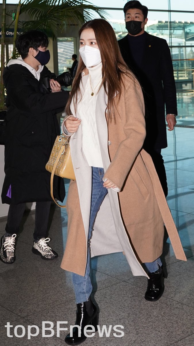 오늘은 기사가 하나도 안떠서..
"[포토] 레드벨벳 - 예리, 사랑스러운 워킹"
레드벨벳(Red Velvet) 예리가 23일 오후 인천국제공항을 통해 'Red Velvet Arena Tour in Japan - La Rouge in 2020' 일정 참석 차 일본 후쿠오카로 출국했다.