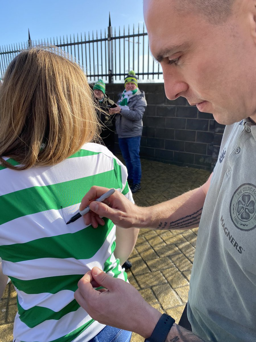 Jamie19673's tweet photo. Thanks so much @ScottBrown8 you have just made her day Alana is over the moon . You always have time for the fans ππ#captain #leader #hoopshero . https://t.co/uZXsXSVYZg