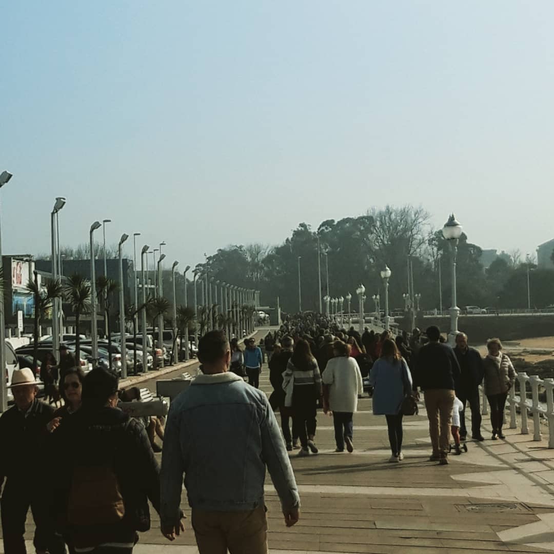 Marlore2's tweet photo. Cuando sale el sol en mi Gijón del alma, el paseo por la playa parece la Gran Vía de Madrid!! 😂😂☀️☀️🚶‍♀️🚶‍♂️ #paseosmañaneros #domingosalsol #lifeflows #vidadejubiletas #gijondelalma❤️ #Febrero2020 #asturiasparaisonatural https://t.co/XnxaUIlgzS