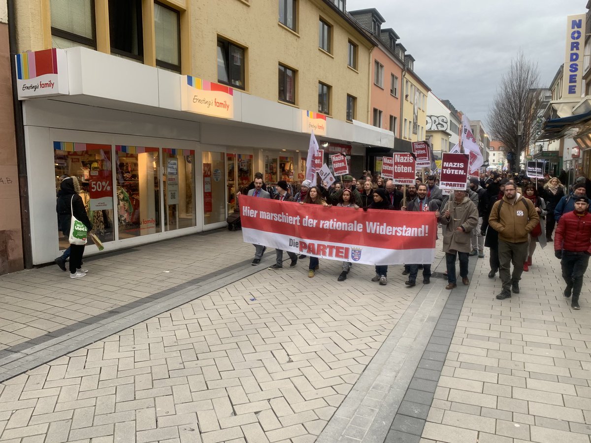 DanniPilger's tweet photo. https://t.co/XQgGGBJVF6 In #Hanau haben die Angehörigen und Freund*innen die Namen der Opfer des Terroranschlags vorgelesen.
Ihr werdet nicht vergessen werden.
Ruhet in Frieden, #Ferhat
#Gökhan
#Salih
#hanauMercedes
#Hamza
#Said
#Sedat
#Kaloyan
#Fatih https://t.co/qs8tb4ZYrj