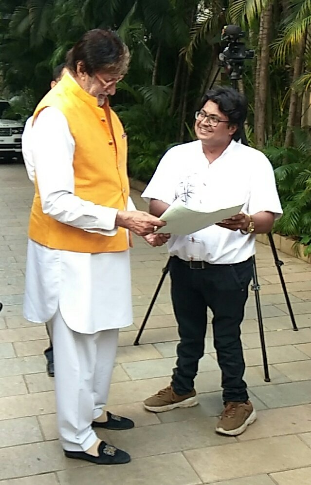 prashantkawadia's tweet photo. जहाँ तक सुर्य की रोशनी फैली है, वह सारा साम्राज्य गुरुदेव श्री #AmitabhBachchan जी का है.. 🌹🌹🌹

Thank you soooooo much Gurudev @SrBachchan Sir for blessing thousands and thousands of devotees at #SundayDarshan 💘💘💘

Love 💕 Love 💕 Love 💕 Love 💕 https://t.co/sxxQ7yv14j