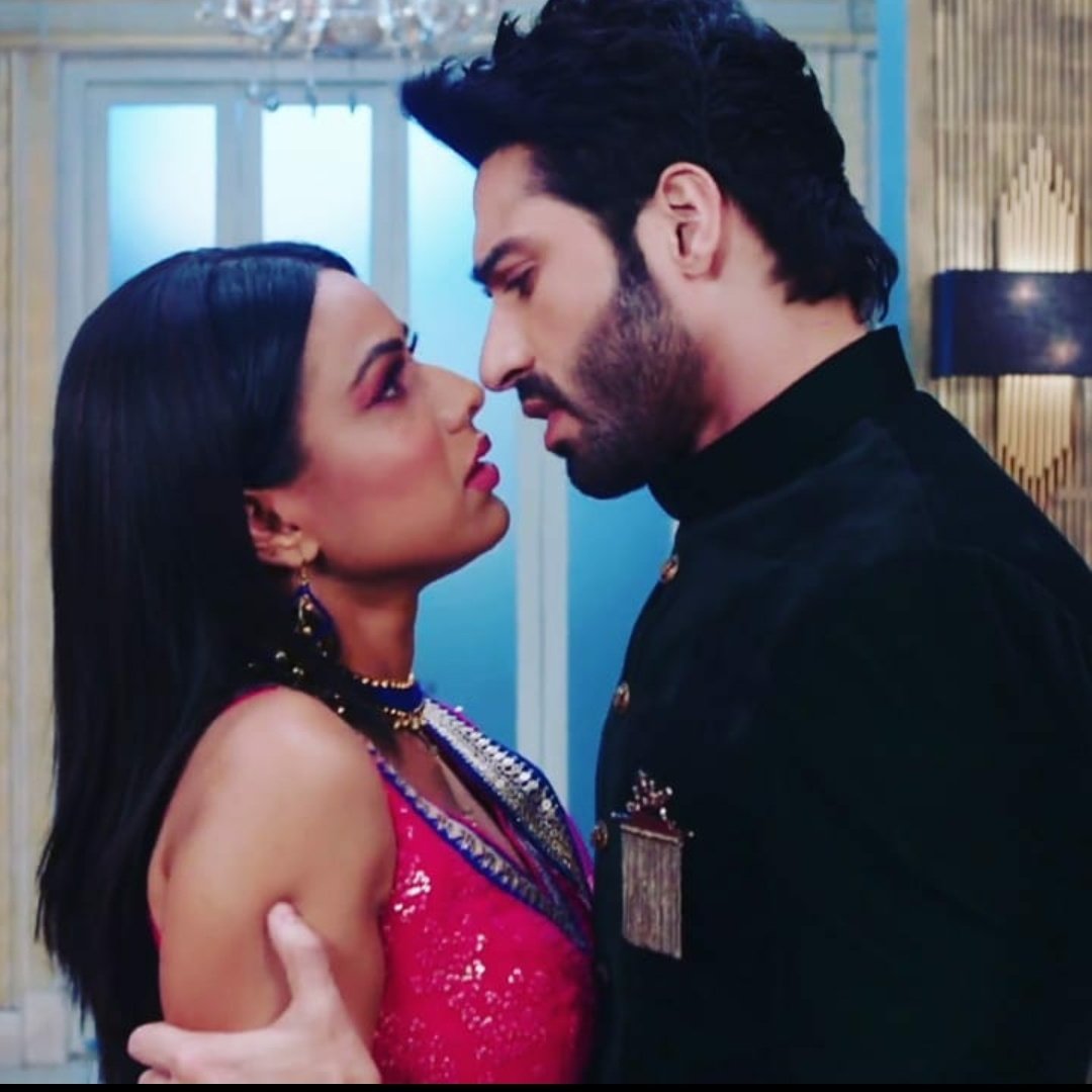 I_stan_queeNIA's tweet photo. #Brinda doesn't have any problem
To Dance with #Dev she doesn't have any problem when he is close to her, when he kiss her 😉 #DevBabu aise hi aage badte rahoo she doesn't have ANY problem 😉🙈
#Naagin4 #BrinDev
@Theniasharma @veejay_k #Niasharma https://t.co/rSHH552xic