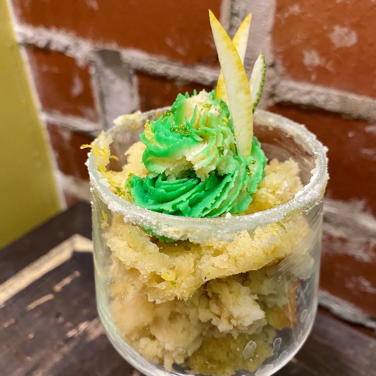 crystanysbrass's tweet photo. Happy Sunday Everyone!!😃
Brunch is happening from 11-3pm. Open Mic is today from 1-3pm🎼We have some delicious treats that you don’t want to miss out on. Our Chocolate Blueberry Espresso Cheesecake and a Keto friendly Vanilla Cake parfait with a Lemon buttercream frosting😍 https://t.co/iiiM4jf6OH