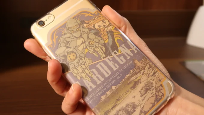 ジョジョのスマホケース欲しいな～って前から思ってたんですが、トラベルステッカーのデザインがめちゃくちゃ好み過ぎたので、スマホに貼っちゃって100均のクリアケース被せて使ってる最近です。なかなか良い感じですよ! 