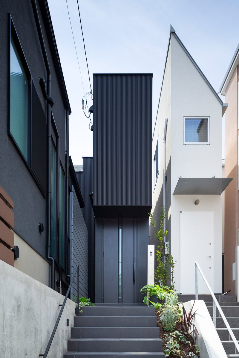 dezeen's tweet photo. This skinny house in Japan measures just 1.4-metres-wide on its smallest side: https://t.co/NcAUBCGJZi https://t.co/2FRcB8fs2L