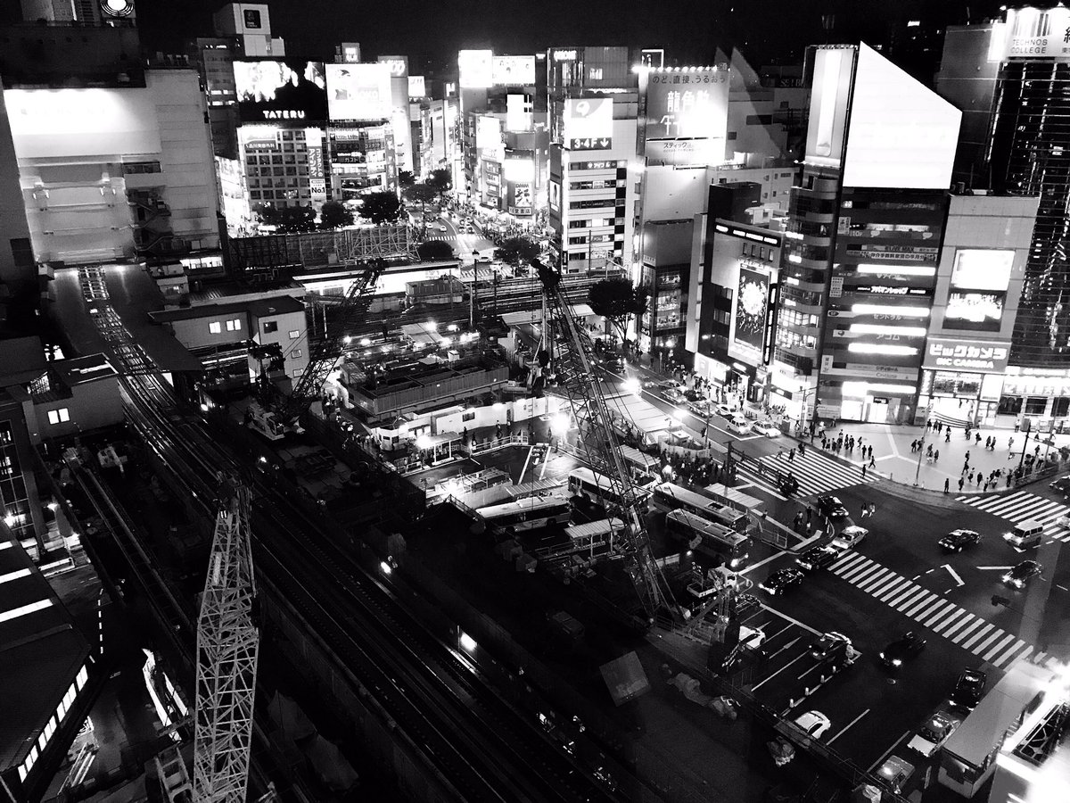 けろん このヒカリエの写真iphoneの壁紙になってるけど これ撮ってからもう3年経ってるんだな まだ新しい銀座線渋谷駅の姿もないし埼京線の長い連絡通路が使われてる頃