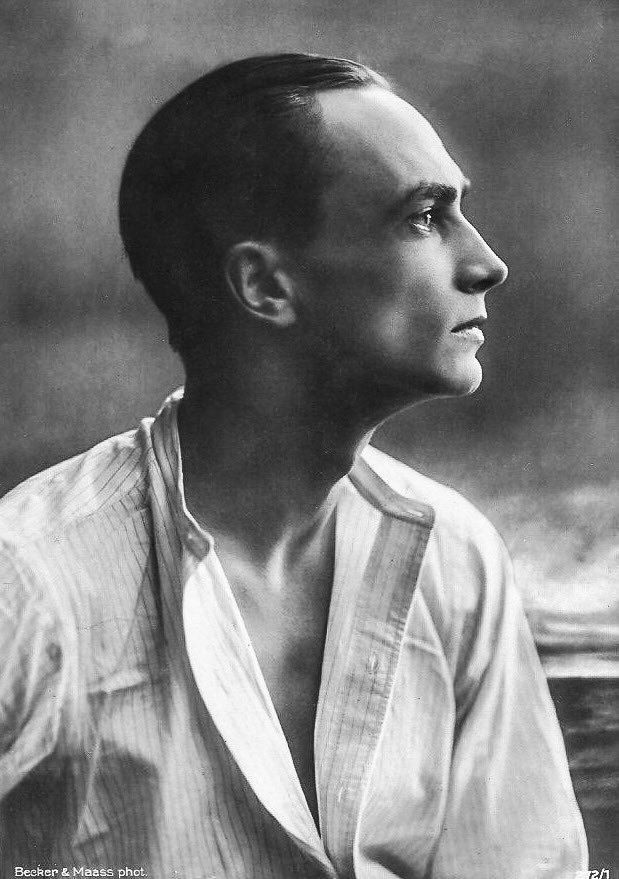 SilentRevue's tweet photo. #ConnieCountdown 
Today is the day! The amazing #ConradVeidt stars in "The Hands of Orlac" (1924), 4pm @RevueCinema with live accompaniment from Tania Gill. If you still want to countdown, it 6 hours, 23 minutes!!!
#SilentsInTO
#TOLovesSilents https://t.co/P4hBx0Oigp