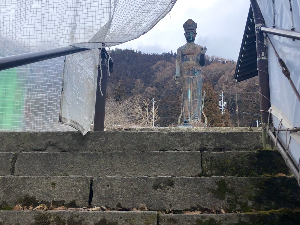 湯田中温泉から渋温泉に向かう途中、石段を登ったらパワースポットにたどり着いた。 