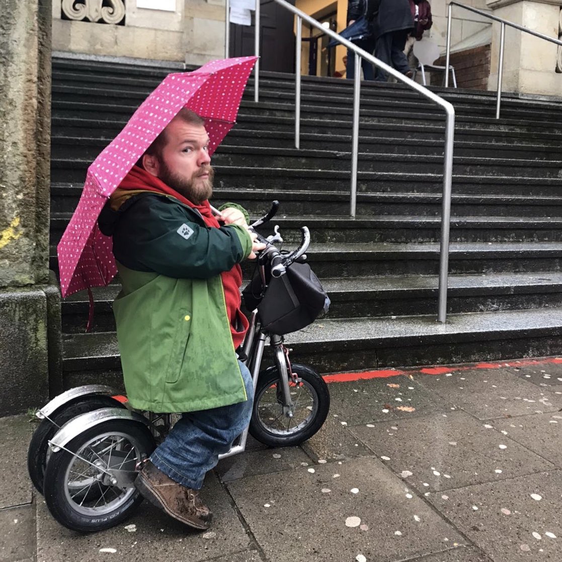 Hey #HamburgWahl, laufe jetzt über 2 Std. im ☔️ von Wahllokal zu Behörde &amp; kann nicht wählen. Mein Lokal ist wie 3/4 der 1.283 nicht #barrierefrei! „Können dann leider nicht wählen“ zu hören ist skandalös &amp; demokratieschädigend! Fordere #NoAfD &amp; hab Recht auf #Demokratie! #HHWahl