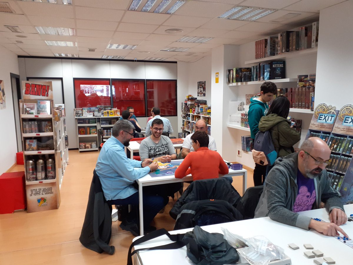 LudoValencia's tweet photo. Ayer tuvimos un caloret de lo más intenso. 
Todos preparados para el #PyT2020 
(Bueno, igual faltan algunos detallitos 😜) https://t.co/zZnot700Kv