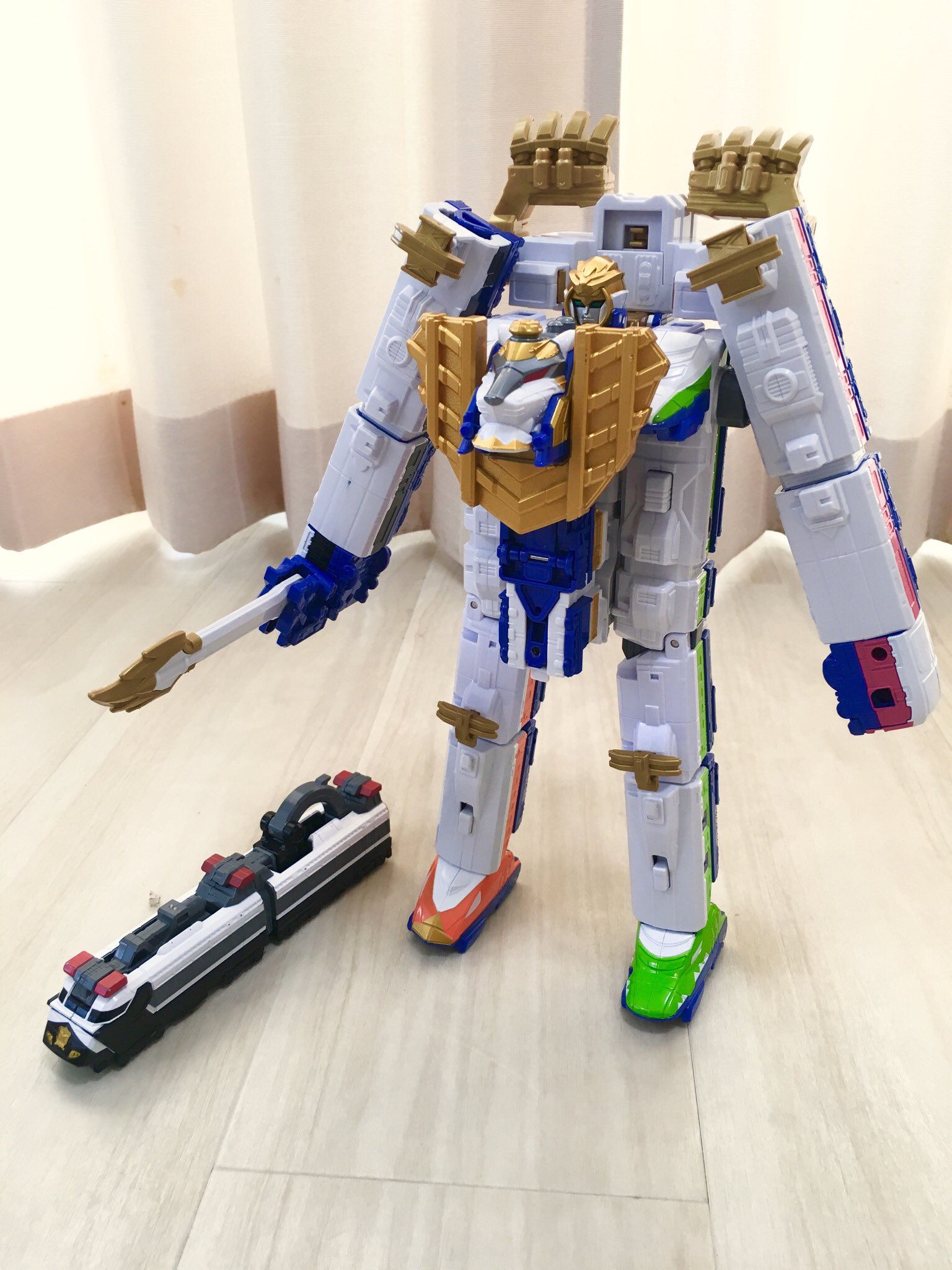 Battchi Dx サファリガオー 先日 チビが幼稚園のお遊戯会を頑張ってやれたので まだ渡してなかったサファリガオーをプレゼントしました 大喜びでしたねぇ 一緒に遊んで写真を撮ったのでレビューしたいと思います トッキュウ