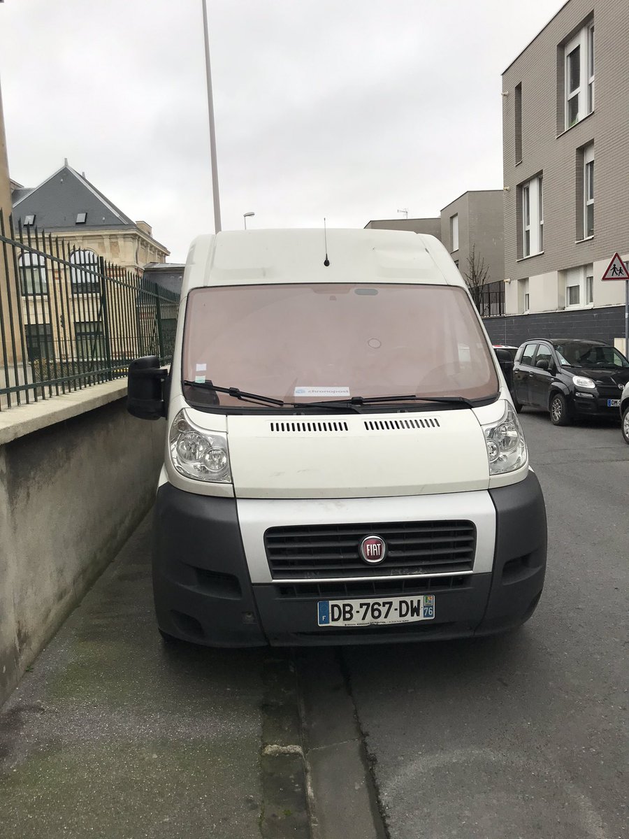 damienmalezet's tweet photo. Bonjour @Chronopost cela fait deux jours que votre camion est stationné sur le #trottoir à @VilledeReims obligeant les #pietons les enfants les poussettes à descendre sur la route pour passer 😡😤. #danger #gcum @PoliceNat51 https://t.co/kjlNF7G54t
