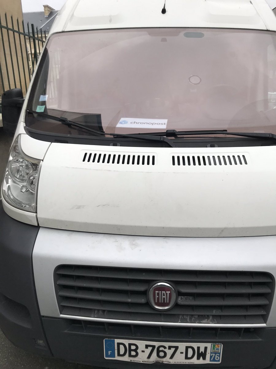 damienmalezet's tweet photo. Bonjour @Chronopost cela fait deux jours que votre camion est stationné sur le #trottoir à @VilledeReims obligeant les #pietons les enfants les poussettes à descendre sur la route pour passer 😡😤. #danger #gcum @PoliceNat51 https://t.co/kjlNF7G54t