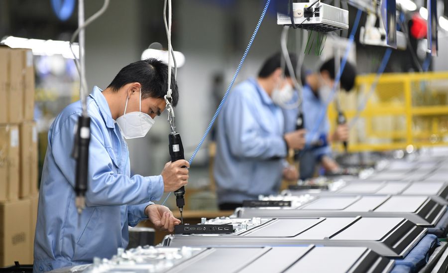 ChinaDaily's tweet photo. Nearly 42,000, or about 82.2 percent, of sizable manufacturing enterprises in Guangdong, one of the economic powerhouses in the country, have resumed production as the province continues to battle the novel #coronavirus outbreak. #COVID19 #BackToWork https://t.co/04aOtg6cWL https://t.co/WwvGADhJZM