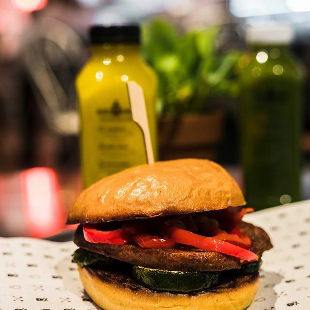 No hay mejor plan para comer que una buena hamburguesa con pimientos y calabacín.🍔 Para acompañarla no hay nada mejor que nuestros COLDPRESSED JUICES 🤤

#blackremedy #blackremedycoffeebar ift.tt/37NOcYx