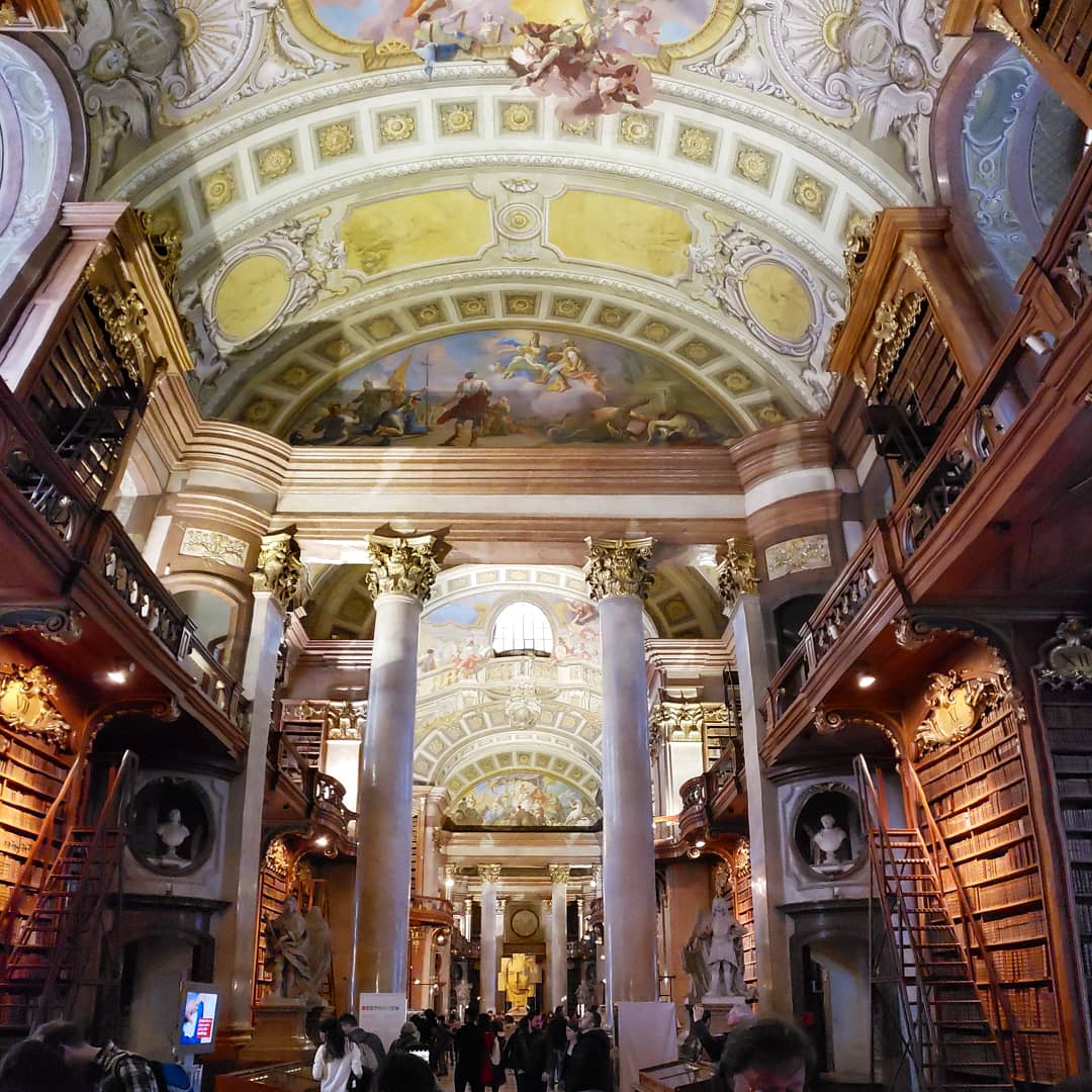 2maletas's tweet photo. ¿Es el escenario de una peli de fantasía?

No, es la Biblioteca de Viena, ¡impresionante!

#ViennaNow #Wien #Viena #viaje #blogger #travelblogger #arte #sindromedestendhal #arte #biblioteca https://t.co/teuJg85PCW