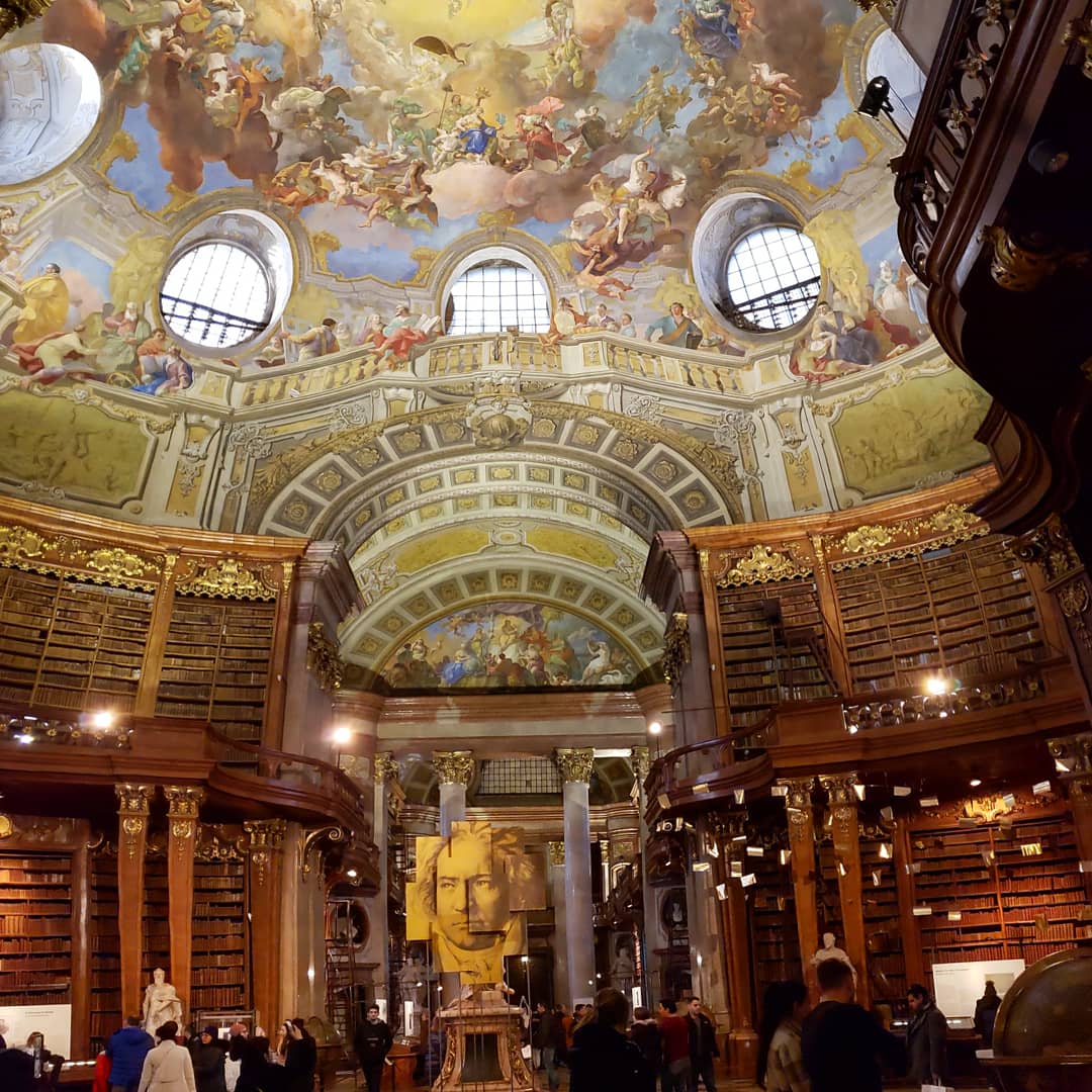 2maletas's tweet photo. ¿Es el escenario de una peli de fantasía?

No, es la Biblioteca de Viena, ¡impresionante!

#ViennaNow #Wien #Viena #viaje #blogger #travelblogger #arte #sindromedestendhal #arte #biblioteca https://t.co/teuJg85PCW