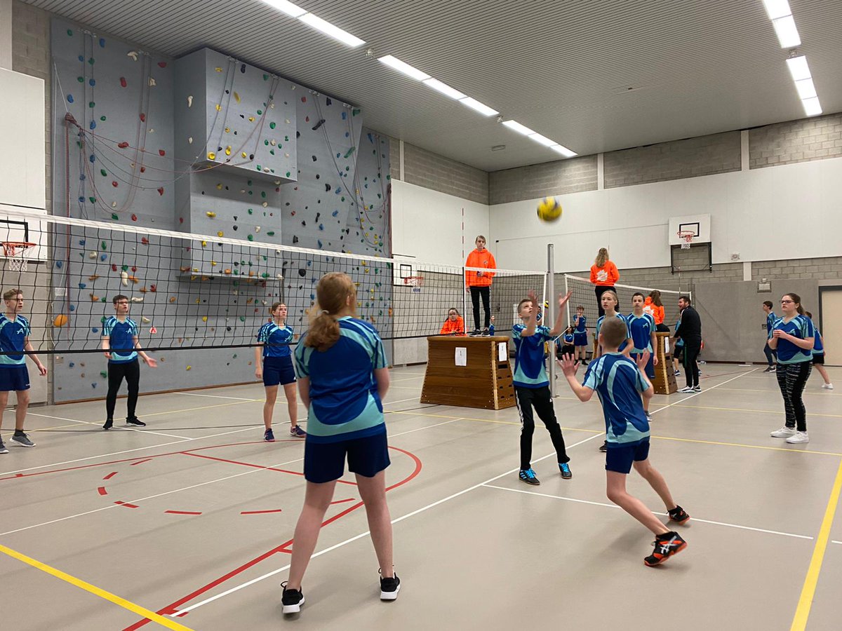 LO_Alfrink's tweet photo. 11 en 12 februari hadden de 2e klassen hun volleybalsportdag. Onder leiding van het vernieuwde sportcomité werd 4:4 gespeeld. Sportieve wedstrijden,  aanmoedigingen van klasgenoten en mentoren en een lekker muziekje zorgden voor een positieve sfeer. Klas 2B &amp; 2L waren dagwinnaar. https://t.co/plBMacT0uF