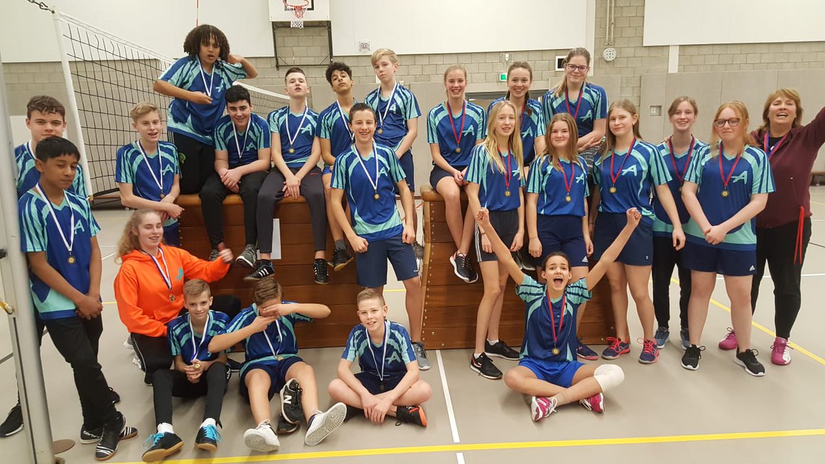 LO_Alfrink's tweet photo. 11 en 12 februari hadden de 2e klassen hun volleybalsportdag. Onder leiding van het vernieuwde sportcomité werd 4:4 gespeeld. Sportieve wedstrijden,  aanmoedigingen van klasgenoten en mentoren en een lekker muziekje zorgden voor een positieve sfeer. Klas 2B &amp; 2L waren dagwinnaar. https://t.co/plBMacT0uF