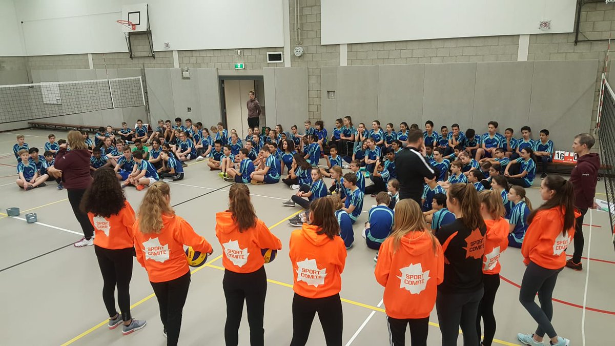 LO_Alfrink's tweet photo. 11 en 12 februari hadden de 2e klassen hun volleybalsportdag. Onder leiding van het vernieuwde sportcomité werd 4:4 gespeeld. Sportieve wedstrijden,  aanmoedigingen van klasgenoten en mentoren en een lekker muziekje zorgden voor een positieve sfeer. Klas 2B &amp; 2L waren dagwinnaar. https://t.co/plBMacT0uF