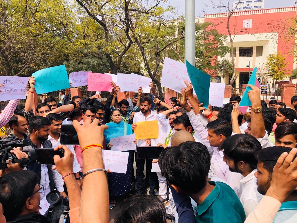 RandeepChoudhry's tweet photo. जयपुर जिला मुख्यालय पर राजस्थान में फैली अंधाधुंध घूसखोरी भ्रष्टाचार व दलितों पर हो रहे अत्याचार के खिलाफ प्रखर विरोध प्रदर्शन कर इस भ्रष्ट दलित विरोधी गूंगी बहरी गहलोत सरकार के खिलाफ आवाज बुलंद की परिवहन मंत्री के इस्तीफे तथा उनके दलाल जसवंत यादव पर उपयुक्त कार्यवाही की मांग रखी https://t.co/fl5u2VVsiz