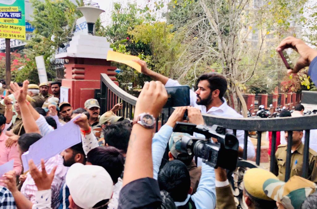 RandeepChoudhry's tweet photo. जयपुर जिला मुख्यालय पर राजस्थान में फैली अंधाधुंध घूसखोरी भ्रष्टाचार व दलितों पर हो रहे अत्याचार के खिलाफ प्रखर विरोध प्रदर्शन कर इस भ्रष्ट दलित विरोधी गूंगी बहरी गहलोत सरकार के खिलाफ आवाज बुलंद की परिवहन मंत्री के इस्तीफे तथा उनके दलाल जसवंत यादव पर उपयुक्त कार्यवाही की मांग रखी https://t.co/fl5u2VVsiz