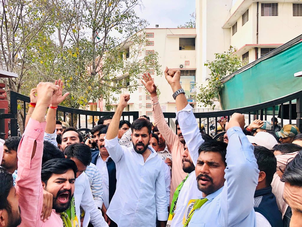 RandeepChoudhry's tweet photo. जयपुर जिला मुख्यालय पर राजस्थान में फैली अंधाधुंध घूसखोरी भ्रष्टाचार व दलितों पर हो रहे अत्याचार के खिलाफ प्रखर विरोध प्रदर्शन कर इस भ्रष्ट दलित विरोधी गूंगी बहरी गहलोत सरकार के खिलाफ आवाज बुलंद की परिवहन मंत्री के इस्तीफे तथा उनके दलाल जसवंत यादव पर उपयुक्त कार्यवाही की मांग रखी https://t.co/fl5u2VVsiz