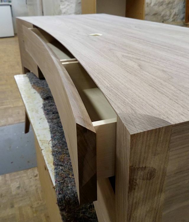 #RT WaywoodBespoke: Dressing table coming along well, clean crisp design that will complement the other pieces we have designed and made for this client.
Hopefully all finished this week.
#bespoke #craft #furniture #furnituremaking #furnituremakers #inte…