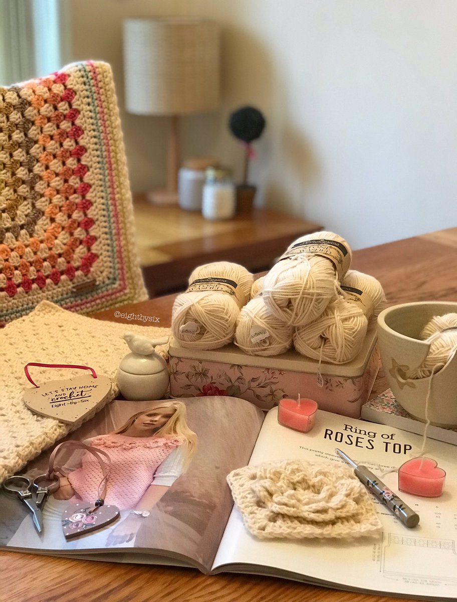 Eightbysix1's tweet photo. Vintage vibes this Sunday #themissingyarn #tubapublishing #scheepjes #grannysquare #vintagevibes #ringofrosestop https://t.co/Zwbf6lmj9x