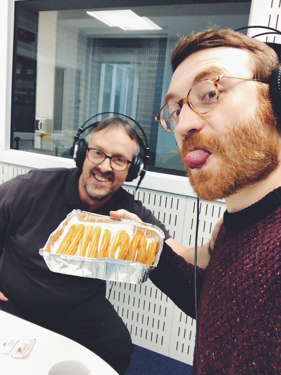 Avivir's tweet photo. BATALLA DE LOS CHURROS 🥊 En Madrid, @AngelaQuintas prueba los de @LaAntiguaChurre y en Coruña @manuelburque degusta los churros sin gluten de la Churrería Oriental https://t.co/OMdLoEvRUQ