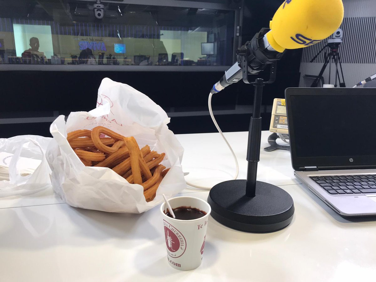 Avivir's tweet photo. BATALLA DE LOS CHURROS 🥊 En Madrid, @AngelaQuintas prueba los de @LaAntiguaChurre y en Coruña @manuelburque degusta los churros sin gluten de la Churrería Oriental https://t.co/OMdLoEvRUQ