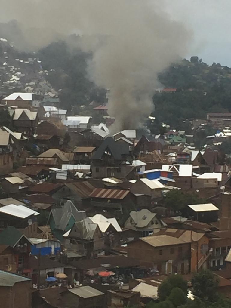 MaishaRdc's tweet photo. #BUKAVU_RDC: La Ville des incendies. Encore quelques maisons sont en feu à ce moment. @juvenalmunubo @MaroyGrace @matumo_b @TinaSalama2 https://t.co/YSXPLzekal