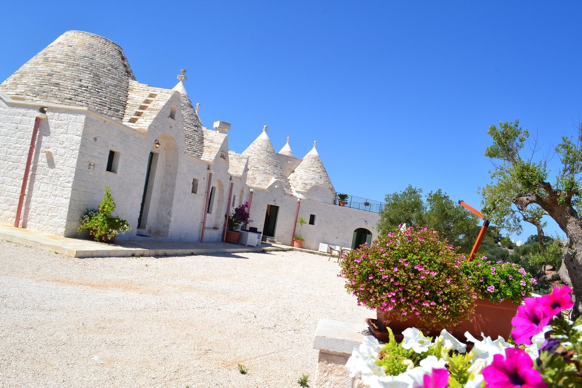 Laterlite_Spa's tweet photo. Da #architettura della tradizione ad abitazione moderna: i #trulli posso rinascere a nuova vita anche grazie alle soluzioni #Leca #Laterlite. Questo trullo a #Cisternino (BR) è stato ristrutturato con il #massetto radiante ad alta conducibilità #PaRis 2.0. https://t.co/N4iFSZiErR