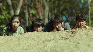 Aizahto's tweet photo. #VanishingTime #ABoyWhoReturned เด็ก 4 คนแอบขึ้นเขาไปดูเค้าระเบิดอุโมงค์ ไปเจอถ้ำแปลกๆที่ทำให้เกิดเหตุเวลาทั่วไปหยุดเดิน เด็ก 3 คนเวลาเดินไปไวขึ้น ของเด็กผู้หญิงที่ยังเดินปกติ กลายเป็นเรื่องวุ่นวายทั้งเกาะ ลี้ลับ แฟนตาซีอ่ะ #คังดงวอน เซอร์ก็ยังหล่อ น้องผู้หญิงเล่นดีมากๆ #ReViu https://t.co/rJbKDh7H4u