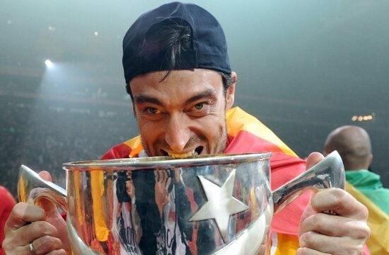 GALAFansTim's tweet photo. Albert Riera: "Hocamız Fatih Terim, bu tip maçların uzmanıdır ve durumu nasıl kontrol altına alacağını, derbileri nasıl kazanacağını bilir. " https://t.co/S2MVahruWp