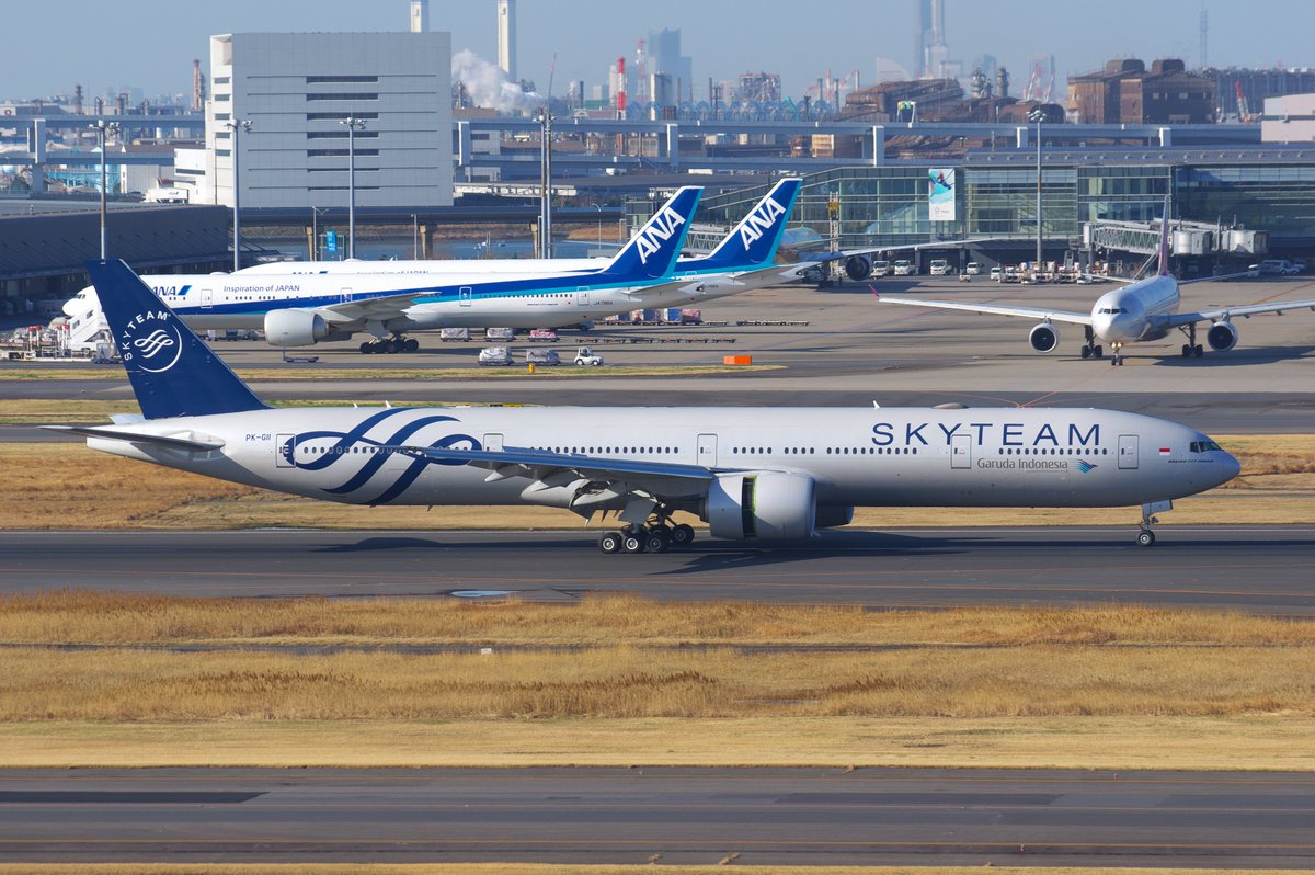こうへい ちばの人 Twitterren 今日の羽田空港 ガルーダインドネシア航空はスカイチーム塗装で飛来 そしてタイジャンボは富士山仕立てに 一時的に南風運用になったけど 1時間ほどで北風運用に ずっと南風運用だったら目の前からタイジャンボ離陸したのになー