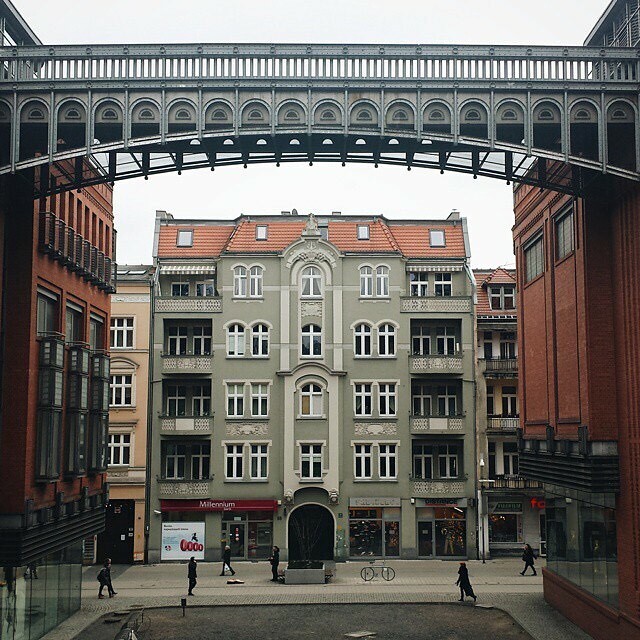 Housed in an old brewery dating from 1844, the award-winning Stary Browar complex has been dubbed an art, leisure, and shopping extravaganza, and its success a sign of #Poznan’s economic renaissance. 📸 @kwiatkovski_ 
#travelslow #travelsmart #travelg… ift.tt/2SR2Ytr